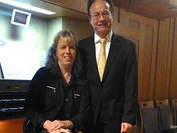 Brigitte und Burkhard Ascherl am Spieltisch der großen Schuke-Orgel der Herz-Jesu-Stadtpfarrkirche Bad Kissingen  Foto: Ahnert