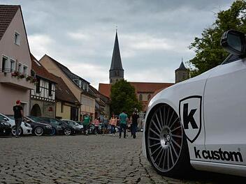 Ein GTI neben dem anderen. In Münnerstadt trafen sich am Wochenende 400 Fahrer mit ihren Fahrzeugen zur MeinGTI.Com-Sommerparty. Es ist landesweit das Treffen mit den meisten Teilnehmern, sagen die Organisatoren. Foto: Björn Hein