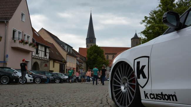 Ein GTI neben dem anderen. In Münnerstadt trafen sich am Wochenende 400 Fahrer mit ihren Fahrzeugen zur MeinGTI.Com-Sommerparty. Es ist landesweit das Treffen mit den meisten Teilnehmern, sagen die Organisatoren. Foto: Björn Hein