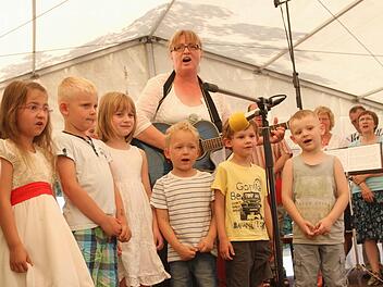 Die Buben und Mädchen aus dem Kindergarten St. Josef mit ihrer Leiterin Karin Unsleber mit ihrem Beitrag.  Foto: Günther Geiling
