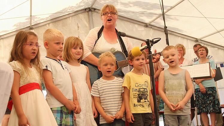 Die Buben und Mädchen aus dem Kindergarten St. Josef mit ihrer Leiterin Karin Unsleber mit ihrem Beitrag.  Foto: Günther Geiling