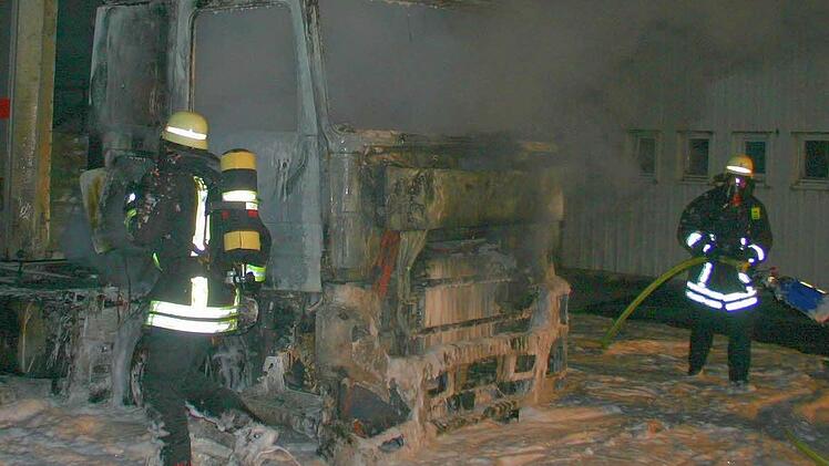 Da konnte die Feuerwehr Neustadt nicht mehr viel ausrichten. Vom Lkw, den der Angeklagte im vergangenen Jahr angezündet haben soll, blieb nur noch ein Haufen ausgebrannter Schrott übrig.Foto: CT-Archiv