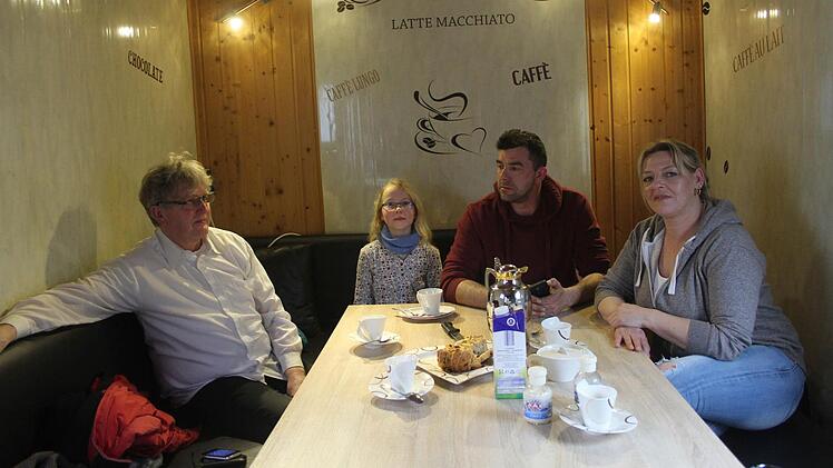 Allgemeinarzt Wolfram Klein und Lea Schaller (9) sind im Laufe des Winters echte Freunde der Zirkusfamilie geworden. Foto: Sonja Adam