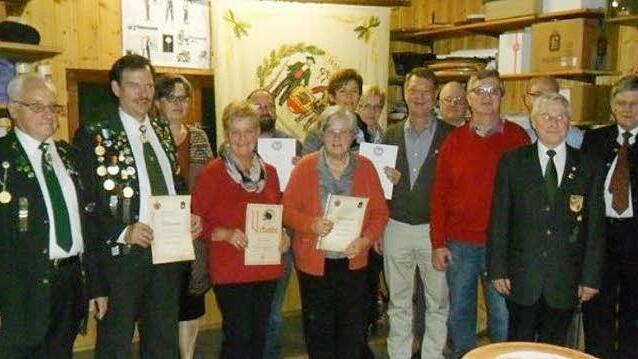 Geehrt wurden Mitglieder, die dem Verein seit 25 bis zu 50 Jahren die Treue halten. Es fehlen Edeltraud Neubauer, Helmut Kawan und Walter Schwarz. Foto: Wolfgang Dietz