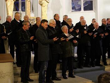 Mit seinem gewaltigen Stimmvolumen der Männerchor mit Dirigentin Regina Huber. Foto: Günther Geiling