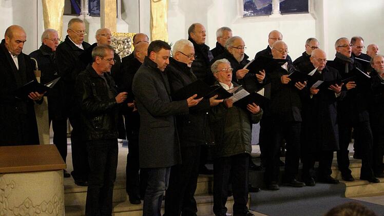 Mit seinem gewaltigen Stimmvolumen der Männerchor mit Dirigentin Regina Huber. Foto: Günther Geiling