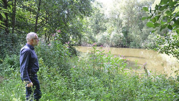Frank Reißenweber am Ufer eines von der Röden gespeisten Weihers. Foto: Rainer Lutz