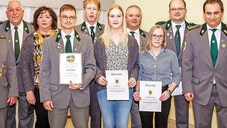 Mit Vereins- und Gaunadeln Geehrte (v.l.n.r.): Ehrenschützenmeister Helmut Heyder, Johannes Haase, Zweite Bürgermeisterin Eva Jahn, Steve Hofmann, Florian Martin, Linda Koch, Stefan Heyder, Lina-Marie Harnisch, Christoph Methfessel, Jochen Solbrig, Zweiter Schützenmeister Frank Ziener. Fotos: Florian Bauer