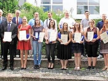 Die Jahrgangsbesten der Staatlichen Berufsschule Lichtenfels mit ihren Berufsfachschulen wurden mit Preisen von Regierung, Landkreis und Förderverein ausgezeichnet.  Foto: Gerda Völk