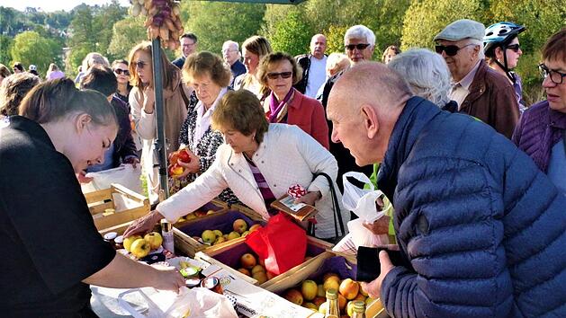 Rei&szlig;enden Absatz fanden die &Auml;pfel aus Vogtendorf.  Foto: Gerd Fleischmann