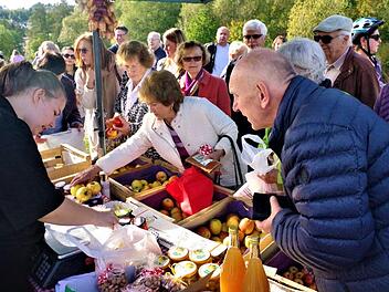 Reißenden Absatz fanden die Äpfel aus Vogtendorf.  Foto: Gerd Fleischmann
