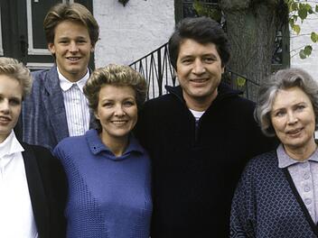 &Uuml;ber 25 Jahre z&auml;hlte die Serie zu den beliebtesten im Vorabendprogramm: 1987 zog mit Dr. Karsten Mattiesen (Christian Quadflieg, zweiter von rechts) der erste "Landarzt" mit seiner Familie ins fiktive &Ouml;rtchen Deekelsen.