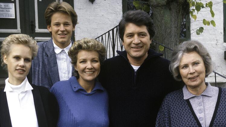 &Uuml;ber 25 Jahre z&auml;hlte die Serie zu den beliebtesten im Vorabendprogramm: 1987 zog mit Dr. Karsten Mattiesen (Christian Quadflieg, zweiter von rechts) der erste "Landarzt" mit seiner Familie ins fiktive &Ouml;rtchen Deekelsen.