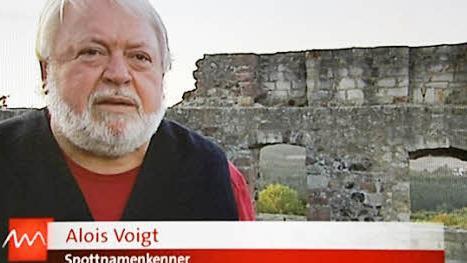 Am Dienstag war Alois Voigt vor der Kulisse der Ruine Bramberg als "Spottnamenkenner" im Fernsehen zu sehen.   Foto: Eckehard Kiesewetter