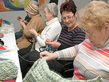 "Wenn gute Reden sie begleiten, dann fließt die Arbeit munter fort." Schillers Erkenntnis aus der "Glocke" haben sich die Frauen des Brückenauer Strickkreises schon lange zu eigen gemacht. Und der Erfolg gibt ihnen recht. Fotos: Thomas Ahnert