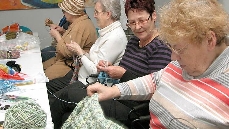 "Wenn gute Reden sie begleiten, dann fließt die Arbeit munter fort." Schillers Erkenntnis aus der "Glocke" haben sich die Frauen des Brückenauer Strickkreises schon lange zu eigen gemacht. Und der Erfolg gibt ihnen recht. Fotos: Thomas Ahnert