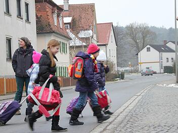 Aufpassen heißt es für die Kinder auf der Straße in Waizendorf - hier hat sich vor zwei Wochen ein schwerer Unfall mit einem Siebenjährigen ereignet. Nun hat der Bauausschuss entschieden, eine Bedarfsampel an der Straße zu fordern.  Foto: Sebastian Martin/Archiv
