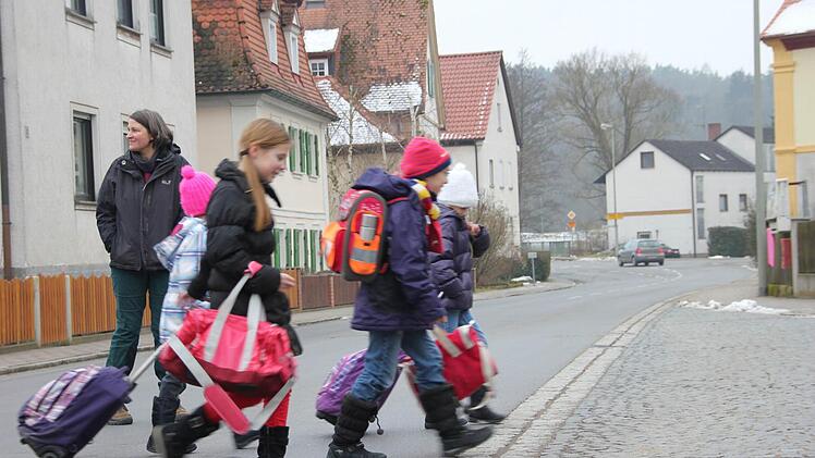 Aufpassen heißt es für die Kinder auf der Straße in Waizendorf - hier hat sich vor zwei Wochen ein schwerer Unfall mit einem Siebenjährigen ereignet. Nun hat der Bauausschuss entschieden, eine Bedarfsampel an der Straße zu fordern.  Foto: Sebastian Martin/Archiv