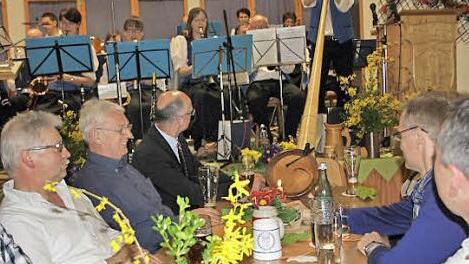 Ins Alphorn stieß Rainer Stretz. Als Heizungsbauer kennt wer sich mit langen Rohren ja aus