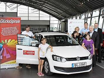 Die Freude über das Fahrzeug ist Matthias Gensner, Luise Edelmann (beide Iso), Steffen Rommel (Motor Nützel), Hubert Hennes (Lotto Bayern) und Thorsten Pfotenhauer (Motor Nützel) (v.l.) sowie den drei Kindern anzusehen. Foto: Iso