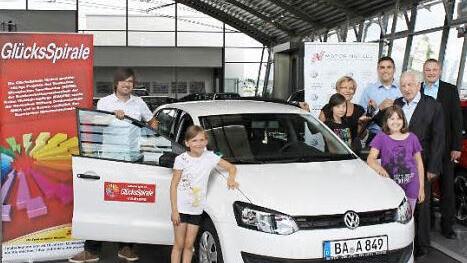 Die Freude über das Fahrzeug ist Matthias Gensner, Luise Edelmann (beide Iso), Steffen Rommel (Motor Nützel), Hubert Hennes (Lotto Bayern) und Thorsten Pfotenhauer (Motor Nützel) (v.l.) sowie den drei Kindern anzusehen. Foto: Iso