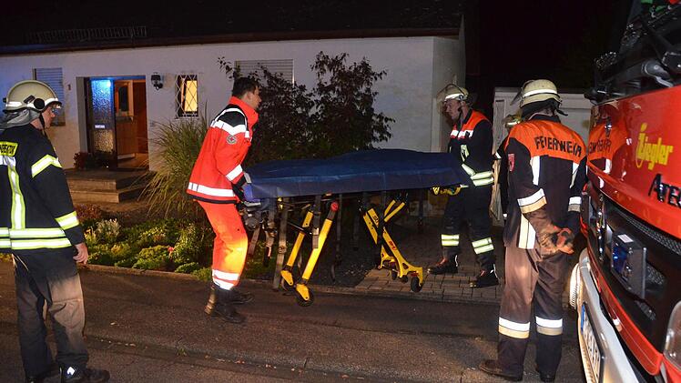 Mit schwerem technischen Gerät musste die Feuerwehr einen Verunglückten nach einem Sturz auf der Kellertreppe befreien. Der Mann wurde ins Krankenhaus eingeliefert. Foto: Peter Rauch