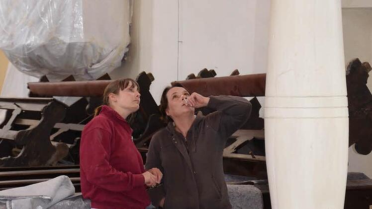 Die beiden Kirchenmalerinnen von der Firma Friedmann aus Wiesengiech begutachten ihre Arbeit. Foto: Andrea Spörlein
