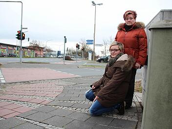 Alica und ihre Mutter Heike Schmitt an der Stelle der Kreuzung Äußere Nürnberger/Hafenstraße, an der sie am Mittwoch Erste Hilfe geleistet haben. Foto: Peter Groscurth