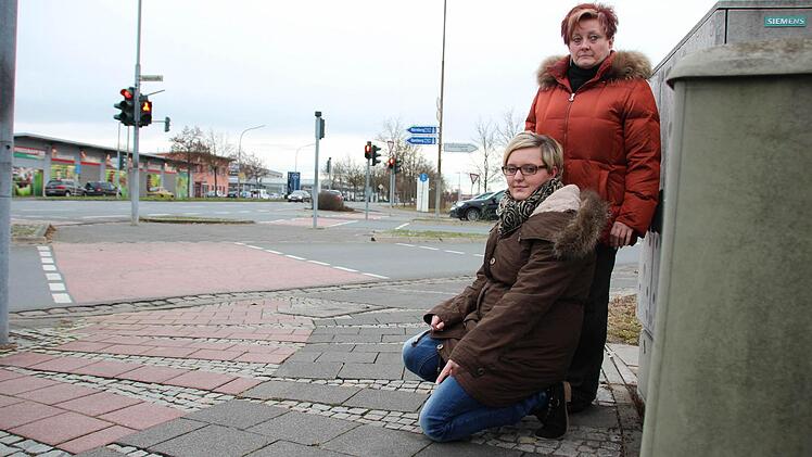 Alica und ihre Mutter Heike Schmitt an der Stelle der Kreuzung Äußere Nürnberger/Hafenstraße, an der sie am Mittwoch Erste Hilfe geleistet haben. Foto: Peter Groscurth