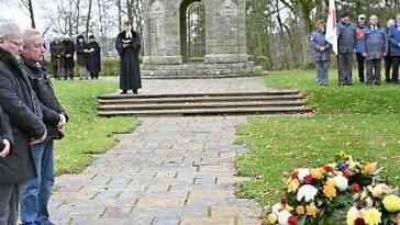 Bürgermeister Claus Bittenbrünn (Zweiter von links) legte mit Vertretern des VdK und des Kriegervereins Kränze nieder.  Foto: Gerold Snater