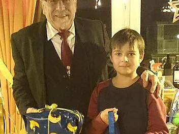 Weltmeister Luca Gahn (11) mit dem Vorsitzenden der Pressecker Naturfreunde, Elmar Gahn. Foto: Gerd Leinfelder