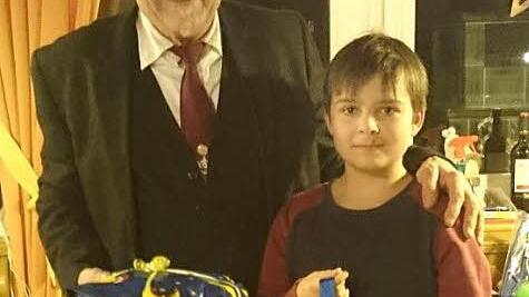 Weltmeister Luca Gahn (11) mit dem Vorsitzenden der Pressecker Naturfreunde, Elmar Gahn. Foto: Gerd Leinfelder