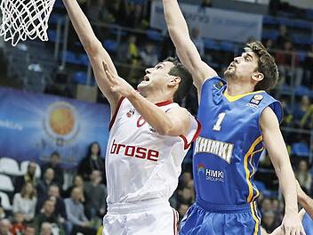 Zu Beginn setzte sich Nikos Zisis (l.), hier beim Korbleger gegen Khimkis Topwerfer Alexej Shved, einige Male schön in Szene. Letztlich präsentierte sich aber kaum ein Bamberger in Normalform. Foto: dpa