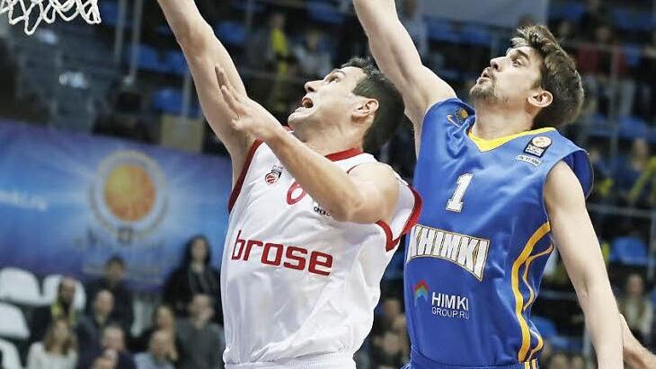 Zu Beginn setzte sich Nikos Zisis (l.), hier beim Korbleger gegen Khimkis Topwerfer Alexej Shved, einige Male schön in Szene. Letztlich präsentierte sich aber kaum ein Bamberger in Normalform. Foto: dpa