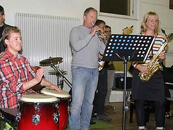 So bunt kann Hausmusik sein: Das Jazzprojekt spielte "Cocinando" und "Weather beat", zwei fetzige Stücke, zum Auftakt des "Tages der Hausmusik". Foto: Sonny Adam
