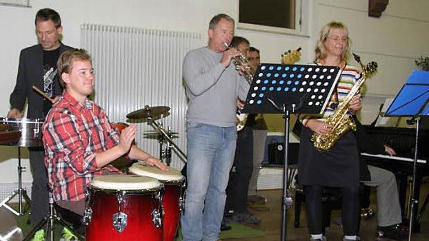 So bunt kann Hausmusik sein: Das Jazzprojekt spielte "Cocinando" und "Weather beat", zwei fetzige Stücke, zum Auftakt des "Tages der Hausmusik". Foto: Sonny Adam