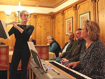 Henrike Fröhlich (links) spielte dem Publikum bei der Preisverleihung in Adelsdorf Stücke auf der Querflöte vor, begleitet wurde sie von Jelena Roos am Piano (rechts) Foto: Johanna Blum
