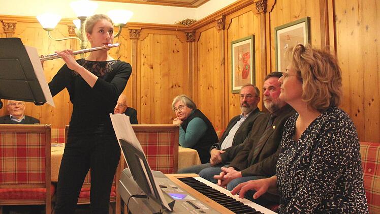 Henrike Fröhlich (links) spielte dem Publikum bei der Preisverleihung in Adelsdorf Stücke auf der Querflöte vor, begleitet wurde sie von Jelena Roos am Piano (rechts) Foto: Johanna Blum