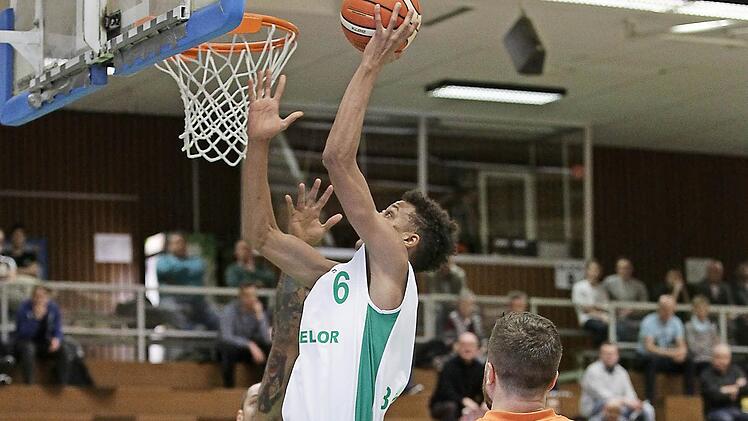 Der Baunacher Louis Olinde zieht zum Korb und schließt erfolgreich ab; vorne der Weißenfelser Dominique Johnson. Foto: sportpress