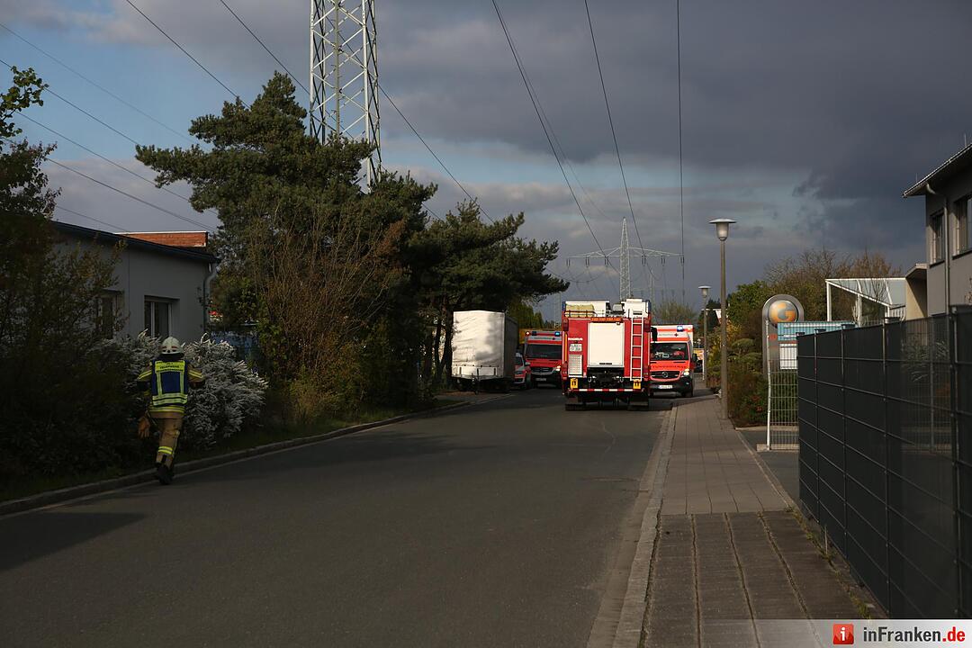 Lagerhallenbrand verursacht hohen Sachschaden - Feuerwehr hat Flammen schnell unter Kontrolle