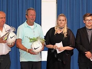 Die besten Absolventen der Röttenbacher Mittelschule konnten sich über Glückwünsche ihres Klassleiters und der Schulleitung freuen. Foto: Johanna Blum