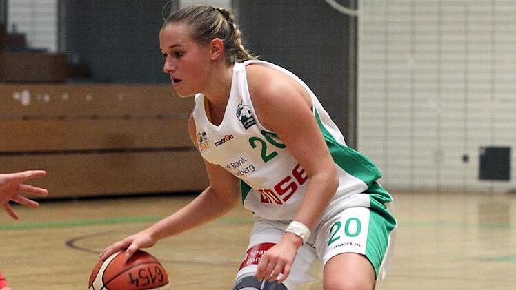 Dreimal versuchte es jüngst Sandra Schrüfer von jenseits der Dreierlinie in der Vereinshalle der TS Jahn München an der Weltenburger Straße, dreimal traf sie. Foto: sportpress