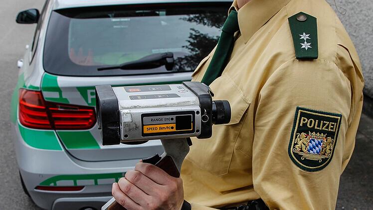 In Konradsreuth ist ein Autofahrer innerorts mit mehr  als 100 km/h auf dem Tacho geblitzt worden. Symbolfoto: Christopher Schulz