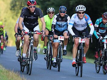 So enges Zusammenfahren wie beim Radmarathon Rhön300 im vergangenen Jahr soll es diesmal nicht geben. Noch setzt der Veranstalter darauf, dass das Rennen auch stattfindet. Andere Radklassiker sind dagegen längst abgesagt. Foto: Archiv/Sebastian Schmitt