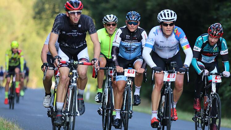 So enges Zusammenfahren wie beim Radmarathon Rhön300 im vergangenen Jahr soll es diesmal nicht geben. Noch setzt der Veranstalter darauf, dass das Rennen auch stattfindet. Andere Radklassiker sind dagegen längst abgesagt. Foto: Archiv/Sebastian Schmitt