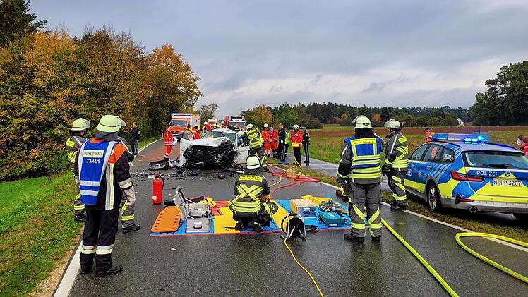 Kuhnhof: Schwerer Unfall mit drei Verletzten - Auto mit Bub (4) überschlägt sich