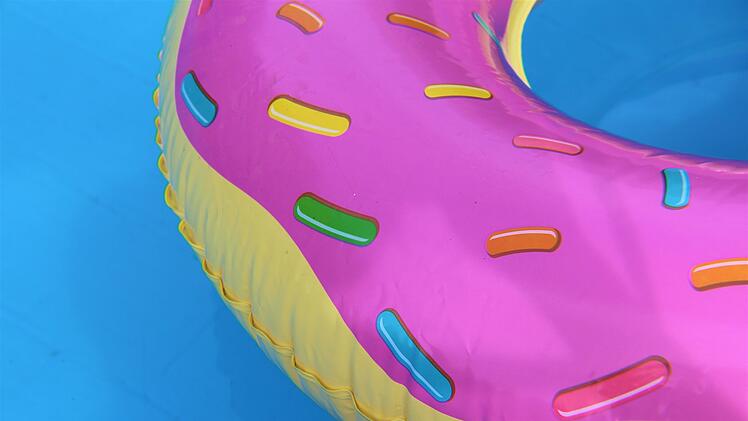 Lustige Schwimmreifen gibt es unter anderm in Brezel-, Eis- oder Donut-Form.