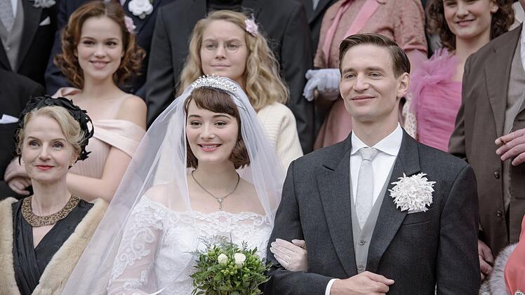 Helga (Maria Ehrich) und Wolfgang von Boost (August Wittgenstein) heiraten - doch wie lange h&auml;lt das Gl&uuml;ck?