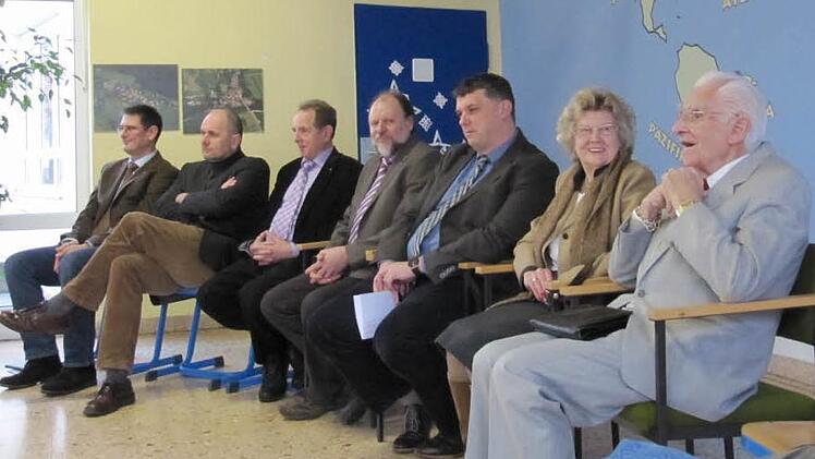 Bei der musikalischen Begrüßung in der Schulaula freut sich Horst Zabinski (rechts) sehr: Jetzt ist seine geliebte Modelleisenbahn in guten (Kinder-) Händen!