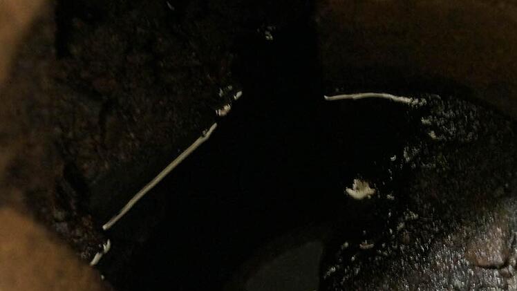 Unter der Bodenplatte: Das Erdreich ist durch Öl verschmutzt.